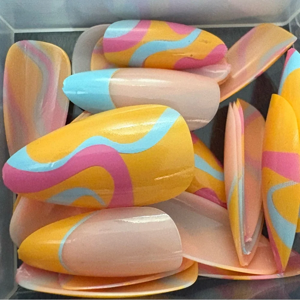 🆕96 Piece Assorted Colorful Press On Nail Art.